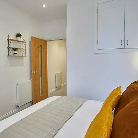 Host & - One, Hudsons Yard House Апартаменты Уитби