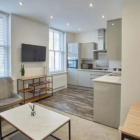 Host & - One, Hudsons Yard House Apartmán Whitby